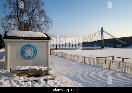 Rovaniemi, Finnland - 17.. März 2022: Geschlossener Eisstand am Ufer des gefrorenen Kemijoki-Flusses, Rovaniemi, Finnland. Stockfoto