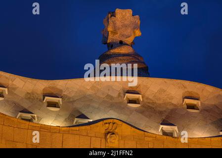 Casa Milà (La Pedrera) bei Sonnenuntergang, Dämmerung und blauer Stunde auf dem Passeig de Gracia in Barcelona (Katalonien, Spanien) ESP: La Casa Milà al atardecer (BCN) Stockfoto