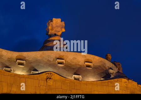 Casa Milà (La Pedrera) bei Sonnenuntergang, Dämmerung und blauer Stunde auf dem Passeig de Gracia in Barcelona (Katalonien, Spanien) ESP: La Casa Milà al atardecer (BCN) Stockfoto