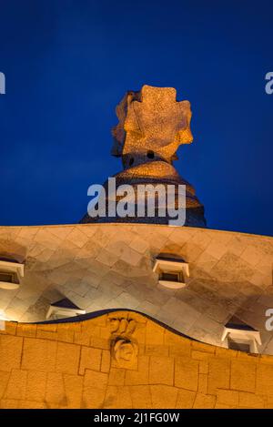 Casa Milà (La Pedrera) bei Sonnenuntergang, Dämmerung und blauer Stunde auf dem Passeig de Gracia in Barcelona (Katalonien, Spanien) ESP: La Casa Milà al atardecer (BCN) Stockfoto