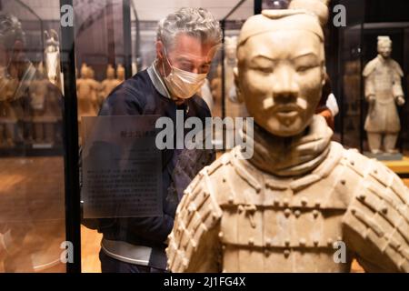 Kyoto, Japan. 25. März 2022. Ein Mann besucht die Ausstellung „Terrakotta-Krieger und altes chinesisches Erbe aus der Qin- und Han-Dynastie“ im Kyoto City Kyocera Museum of Art in Kyoto, Japan, 25. März 2022. Die am Freitag hier eröffnete Ausstellung findet auch in Shizuoka, Nagoya und Tokio statt. Quelle: Zhang Xiaoyu/Xinhua/Alamy Live News Stockfoto