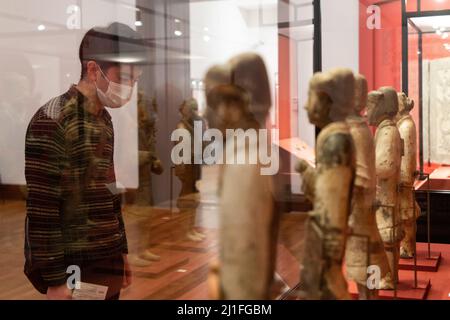 Kyoto, Japan. 25. März 2022. Ein Mann besucht die Ausstellung „Terrakotta-Krieger und altes chinesisches Erbe aus der Qin- und Han-Dynastie“ im Kyoto City Kyocera Museum of Art in Kyoto, Japan, 25. März 2022. Die am Freitag hier eröffnete Ausstellung findet auch in Shizuoka, Nagoya und Tokio statt. Quelle: Zhang Xiaoyu/Xinhua/Alamy Live News Stockfoto