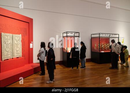 Kyoto, Japan. 25. März 2022. Besucher der Ausstellung „Terrakotta-Krieger und altes China-Erbe aus der Qin- und Han-Dynastie“ im Kyoto City Kyocera Museum of Art in Kyoto, Japan, 25. März 2022. Die am Freitag hier eröffnete Ausstellung findet auch in Shizuoka, Nagoya und Tokio statt. Quelle: Zhang Xiaoyu/Xinhua/Alamy Live News Stockfoto