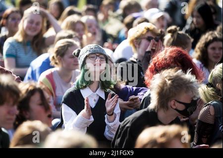 AMSTERDAM - Klimaatactiegroepen en sympathizanten nemen deel aan een protestmars tegen vervuilende bedrijven. De actievoerders werden dat bedrijven in 2030 zoveel mogelijk klimaatneutraal zijn. ANP EVERT ELZINGA Stockfoto