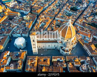 Luftaufnahme der Kathedrale von Florenz, Blick auf den Dom mit seiner von Brunelleschi entworfenen Kuppel im Zentrum der Stadt Florenz gegen die Toskana Stockfoto