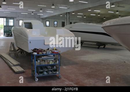 Indoor-Werft von Schnellbooten im Bau Stockfoto