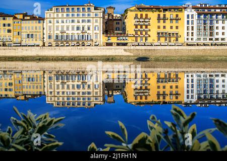 Spiegelhäuser des Viertels Santa Croce vor dem Fluss Arno in der Lungarno Corsini Straße Florenz, Toskana Itañy. Stockfoto