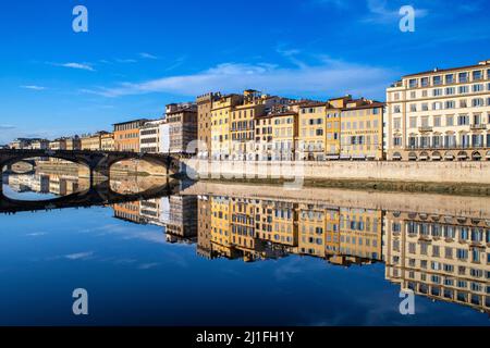 Spiegelhäuser des Viertels Santa Croce vor dem Fluss Arno in der Lungarno Corsini Straße Florenz, Toskana Itañy. Stockfoto