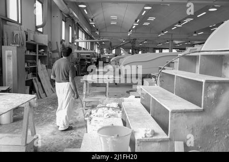 Indoor-Werft von Schnellbooten im Bau Stockfoto