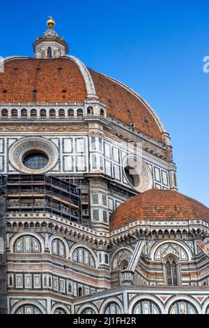 Nahaufnahme der Kathedrale von Florenz, Blick auf den Dom mit seiner von Brunelleschi entworfenen Kuppel im Zentrum der Stadt Florenz gegen die Hügel der Toskana, Stockfoto
