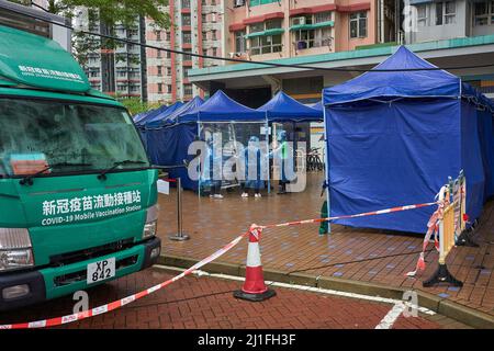 Hongkong, China. 25. März 2022. Mitarbeiter des Gesundheitswesens haben an einer mobilen Impfstation in Tin Shui Wai in Hongkong ein Schutzdach aufgestellt. Kredit: SOPA Images Limited/Alamy Live Nachrichten Stockfoto