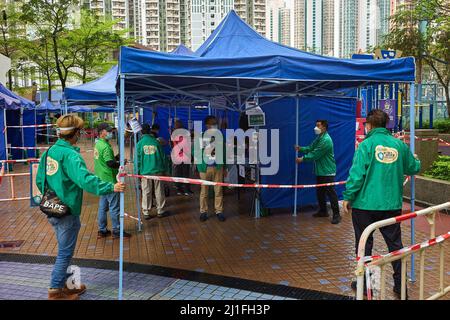 Hongkong, China. 25. März 2022. Mitarbeiter des Gesundheitswesens haben an einer mobilen Impfstation in Tin Shui Wai in Hongkong ein Schutzdach aufgestellt. Kredit: SOPA Images Limited/Alamy Live Nachrichten Stockfoto