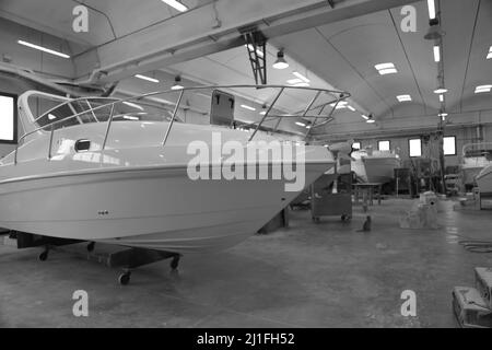 Indoor-Werft von Schnellbooten im Bau Stockfoto