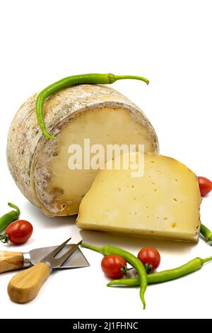 Ziegencheddar-Käse isoliert auf weißem Hintergrund. Nahaufnahme Stockfoto