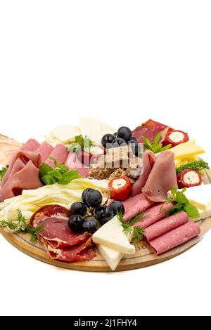 Kalte geräucherte Fleischplatte, Antipasto-Set Platte Holzplatte. Antipasto-Tafel mit geschnittenem Fleisch, Schinken, Salami, Käse Stockfoto