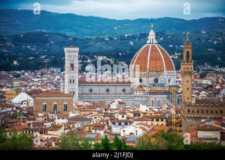 Kathedrale von Florenz, Blick auf den Dom mit seiner von Brunelleschi entworfenen Kuppel im Zentrum der Stadt Florenz gegen die Hügel der Toskana, Italien Th Stockfoto