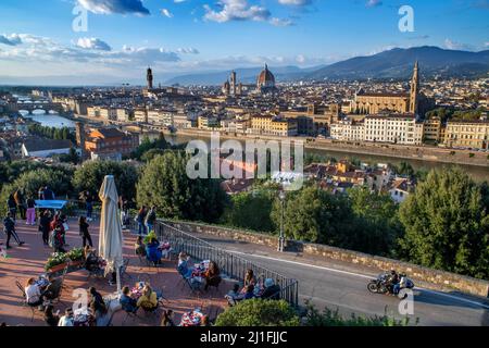 Menschen in einem Straße Restaurant mit Blick auf Florenz bei Sonnenuntergang. Stockfoto