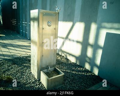 Öffentlicher Trinkbrunnen aus Edelstahl im Freien. Trinker für Hunde. Horizontales Foto. Stockfoto