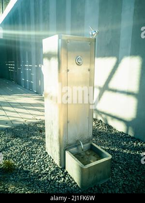 Trinkbrunnen aus Edelstahl im Freien. Trinker für Hunde. Vertikales Foto. Stockfoto