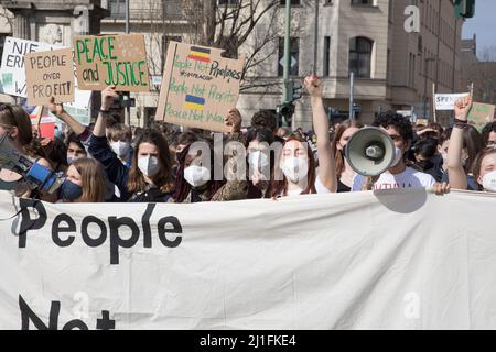 Berlin, Deutschland. 25. März 2022. Demonstranten gingen am 25. März 2022 auf die Straße in Berlin, um dringende Maßnahmen gegen den Klimawandel zu fordern. Die farbenfrohe Klimademonstration in Berlin brachte Demonstranten aller Altersgruppen hervor. Die Fridays for Future Climate Movement lenkt die Aufmerksamkeit auf den aktuellen russischen Krieg in der Ukraine. (Bild: © Michael Kuenne/PRESSCOV über ZUMA Press Wire) Stockfoto