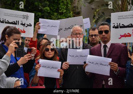 Tunis, Tunesien. 25. März 2022. Journalisten halten während des Protestes Plakate mit ihren Meinungen. Eine Reihe von Journalisten und Aktivisten der Zivilgesellschaft veranstalteten eine Mahnwache vor dem Hauptquartier des Nationalen Journalistenverbands Tunesiens, um die Freilassung des mosaique FM Reporters in Kairo, Khalifa Al Qasimi, Er wurde auf dem Hintergrund der Nachricht vom „Abbau einer Terrorzelle in Kairouan“ und seinem Festhalten am Schutz seiner Quelle verhaftet. Kredit: SOPA Images Limited/Alamy Live Nachrichten Stockfoto