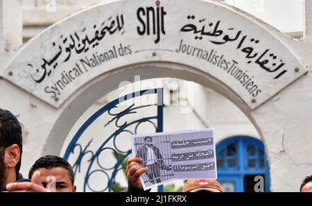 Tunis, Tunesien. 25. März 2022. Ein Journalist hält während des Protestes ein Plakat. Eine Reihe von Journalisten und Aktivisten der Zivilgesellschaft veranstalteten eine Mahnwache vor dem Hauptquartier des Nationalen Journalistenverbands Tunesiens, um die Freilassung des mosaique FM Reporters in Kairo, Khalifa Al Qasimi, Er wurde auf dem Hintergrund der Nachricht vom „Abbau einer Terrorzelle in Kairouan“ und seinem Festhalten am Schutz seiner Quelle verhaftet. Kredit: SOPA Images Limited/Alamy Live Nachrichten Stockfoto