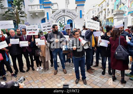 Tunis, Tunesien. 25. März 2022. Ein Journalist spricht während der Demonstration über ein Megaphon mit den Demonstranten. Eine Reihe von Journalisten und Aktivisten der Zivilgesellschaft veranstalteten eine Mahnwache vor dem Hauptquartier des Nationalen Journalistenverbands Tunesiens, um die Freilassung des mosaique FM Reporters in Kairo, Khalifa Al Qasimi, Er wurde auf dem Hintergrund der Nachricht vom „Abbau einer Terrorzelle in Kairouan“ und seinem Festhalten am Schutz seiner Quelle verhaftet. Kredit: SOPA Images Limited/Alamy Live Nachrichten Stockfoto