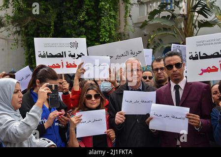 Tunis, Tunesien. 25. März 2022. Journalisten halten während des Protestes Plakate mit ihren Meinungen. Eine Reihe von Journalisten und Aktivisten der Zivilgesellschaft veranstalteten eine Mahnwache vor dem Hauptquartier des Nationalen Journalistenverbands Tunesiens, um die Freilassung des mosaique FM Reporters in Kairo, Khalifa Al Qasimi, Er wurde auf dem Hintergrund der Nachricht vom „Abbau einer Terrorzelle in Kairouan“ und seinem Festhalten am Schutz seiner Quelle verhaftet. Kredit: SOPA Images Limited/Alamy Live Nachrichten Stockfoto