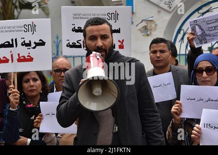 Tunis, Tunesien. 25. März 2022. Mohamed Yassine Jelassi, Präsident der Tunesischen Journalistenunion (SNJT), spricht während des Protestes über ein Megaphon. Eine Reihe von Journalisten und Aktivisten der Zivilgesellschaft veranstalteten eine Mahnwache vor dem Hauptquartier des Nationalen Journalistenverbands Tunesiens, um die Freilassung des mosaique FM Reporters in Kairo, Khalifa Al Qasimi, Er wurde auf dem Hintergrund der Nachricht vom „Abbau einer Terrorzelle in Kairouan“ und seinem Festhalten am Schutz seiner Quelle verhaftet. Kredit: SOPA Images Limited/Alamy Live Nachrichten Stockfoto