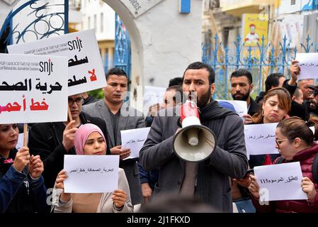 Tunis, Tunesien. 25. März 2022. Mohamed Yassine Jelassi, Präsident der Tunesischen Journalistenunion (SNJT), spricht während des Protestes über ein Megaphon. Eine Reihe von Journalisten und Aktivisten der Zivilgesellschaft veranstalteten eine Mahnwache vor dem Hauptquartier des Nationalen Journalistenverbands Tunesiens, um die Freilassung des mosaique FM Reporters in Kairo, Khalifa Al Qasimi, Er wurde auf dem Hintergrund der Nachricht vom „Abbau einer Terrorzelle in Kairouan“ und seinem Festhalten am Schutz seiner Quelle verhaftet. Kredit: SOPA Images Limited/Alamy Live Nachrichten Stockfoto