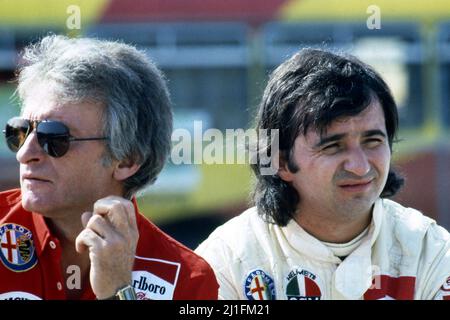 Gerard Ducarouge (FRA) und Bruno Giacomelli (ITA) Alfa Romeo Stockfoto