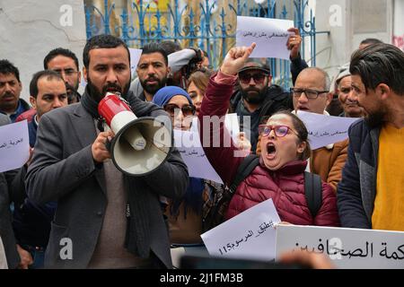 Mohamed Yassine Jelassi, Präsident der Tunesischen Journalistenunion (SNJT), spricht während des Protestes über ein Megaphon. Eine Reihe von Journalisten und Aktivisten der Zivilgesellschaft veranstalteten eine Mahnwache vor dem Hauptquartier des Nationalen Journalistenverbands Tunesiens, um die Freilassung des mosaique FM Reporters in Kairo, Khalifa Al Qasimi, Er wurde auf dem Hintergrund der Nachricht vom „Abbau einer Terrorzelle in Kairouan“ und seinem Festhalten am Schutz seiner Quelle verhaftet. (Foto von Jdidi Wassim / SOPA Images/Sipa USA) Stockfoto