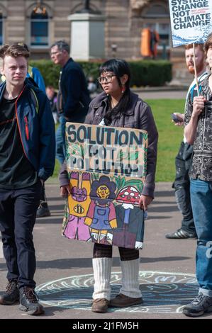 Glasgow, Schottland, Großbritannien. 25.. März 2022. Umweltaktivisten der Gruppe Fridays for Future versammeln sich am George Square, um einen globalen Klimaschlag zu fördern. Die Gruppe fordert ein Ende der Nutzung fossiler Brennstoffe und die Menschen vor dem Profit zu stellen. Kredit: Skully/Alamy Live Nachrichten Stockfoto