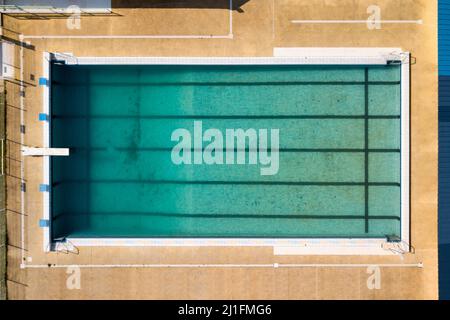 Luftaufnahme eines schmutzigen Schwimmbads wenige Wochen vor der Eröffnungssaison. Stockfoto