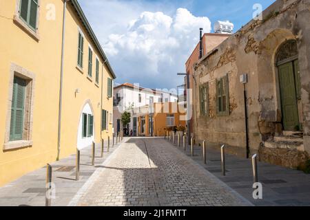 Blick auf eine Straße in der Altstadt von Paphos, Paphos, Zypern Stockfoto