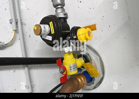 Gasanschluss mit Gasmangelschutz im Untergeschoss eines Wohngebäudes. Stockfoto