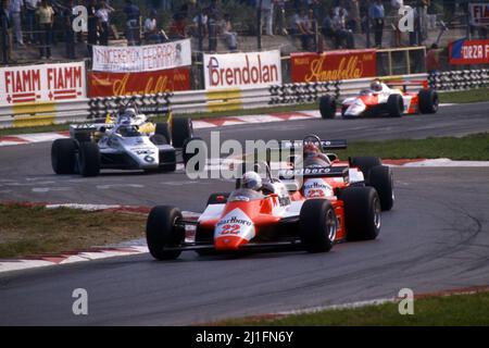 Andrea de Cesaris (ITA) Alfa Romeo 182 führt Bruno Giacomelli (ITA) im selben Auto an Stockfoto