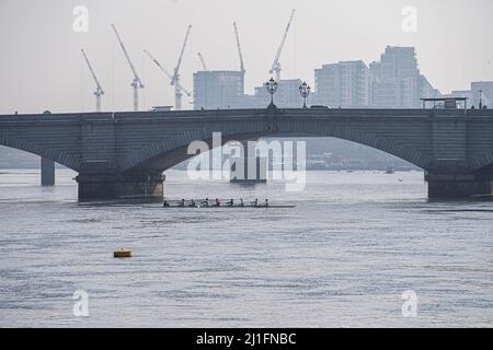 LONDON, GROSSBRITANNIEN. 25 März, 2022 . Ruderer auf der Themse üben in der Nähe der Putney Bridge im Südwesten Londons bei trüber Sonne eine hohe Warnung für Luftverschmutzung in der Hauptstadt wird von Bürgermeister Sadiq Khan für London ausgegeben, die als Menschen zum Gehen aufgefordert wurden, Fahren Sie mit dem Fahrrad oder nutzen Sie die öffentlichen Verkehrsmittel, um die Luftverschmutzung zu verringern. Die Luftqualität hat sich in den letzten Tagen durch Schadstoffe aufgrund des warmen Wetters verschlechtert.Quelle: amer ghazzal/Alamy Live News Stockfoto