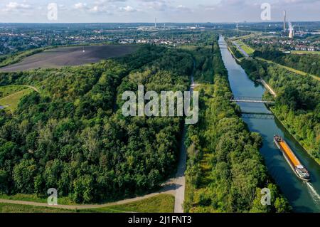 Essen, Nordrhein-Westfalen, Deutschland - Kanalbankpark Schurenbachhalde. Auf der linken Seite die Schurenbachhalde. Rechts der Rhein-Herne-Kanal. In Th Stockfoto