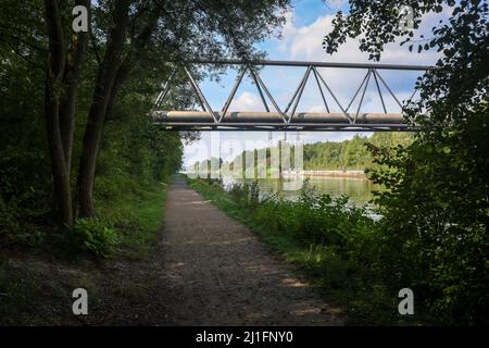 Essen, Nordrhein-Westfalen, Deutschland - Kanalbankpark Schurenbachhalde. Fahrrad- und Fußgängerweg entlang des Rhein-Herne-Kanals. Das Kanalufer par Stockfoto