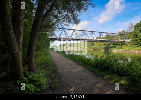 Essen, Nordrhein-Westfalen, Deutschland - Kanalbankpark Schurenbachhalde. Fahrrad- und Fußgängerweg entlang des Rhein-Herne-Kanals. Das Kanalufer par Stockfoto