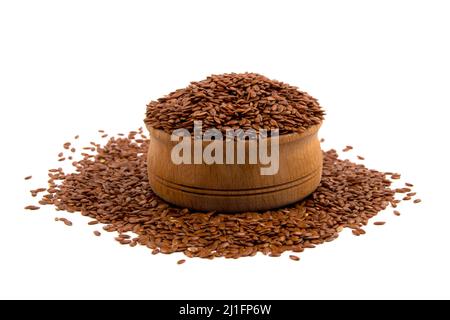 Gesunde braune Leinsamen in Holzschale isoliert auf weißem Hintergrund. Stockfoto
