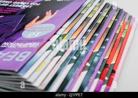 Nahaufnahme der farbenfrohen Magazinsammlung isoliert auf Grau Stockfoto