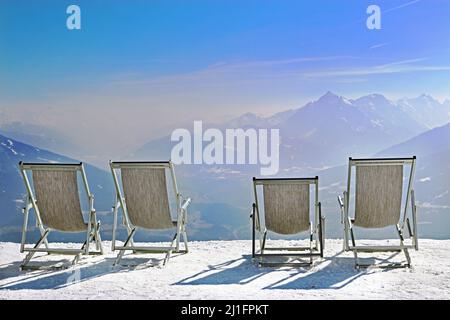 An der Bar Cloud 9 mit Liegestühlen und Blick auf Innsbruck an der Standseilbahn Seegrube, einer der Haltestellen der berühmten Nordkette-Seilbahn Stockfoto