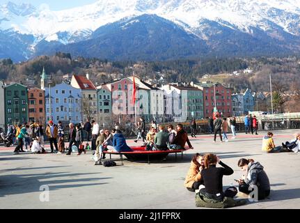 Innsbruck: Die ikonische farbige Gebäudereihe der Inn-Salzach-Architektur am Inn; dahinter die Nordkette; im Vordergrund der Marktplatz Stockfoto