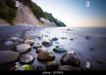 Strand und Kreidefelsen auf der Insel Rügen, Nationalpark Jasmund, Deutschland Stockfoto