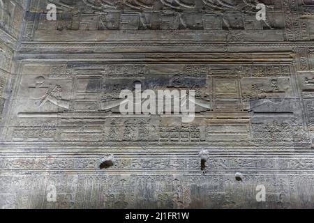 Wandschnitzereien in der Krypta des Tempels von Hathor, Dendera Stockfoto