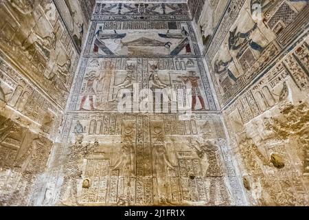 Wandschnitzereien in einer Kammer des Tempels von Hathor, Dendera Stockfoto