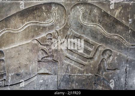 Reliefschnitzerei der Schöpfung des Kosmos im Tempel von Hathor, erinnert an eine längliche Glühbirne, Dendera Stockfoto