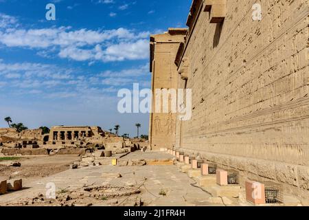 Römische mammisi, oder Geburtshaus, und eine Außenwand des Tempels von Hathor in Dendera, Ägypten Stockfoto